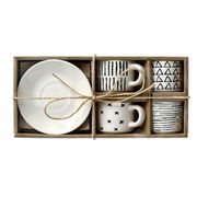 Espresso-Set mit vier Tassen und Untertassen in einer Geschenkbox, von oben fotografiert.