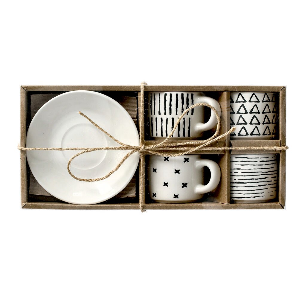 Espresso-Set mit vier Tassen und Untertassen in einer Geschenkbox, von oben fotografiert.
