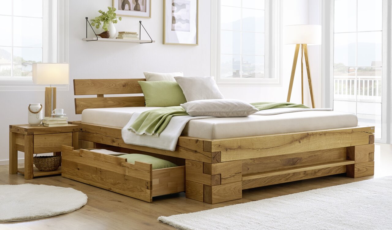 Nachtkonsole aus Holz in einem modernen Schlafzimmer, seitliche Perspektive