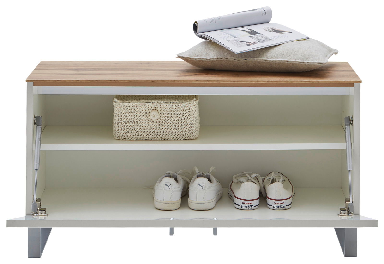 Garderobenbank mit Holzoberfläche, zwei offenen Fächern, einem Korb und Schuhen, aus frontaler Perspektive.