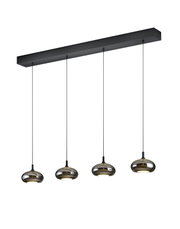 Moderne vierflammige Pendelleuchte mit schwarzem Deckenbalken und rauchgrauen, glänzenden Glasschirmen, aus leichter Untersicht vor weißem Hintergrund dargestellt
