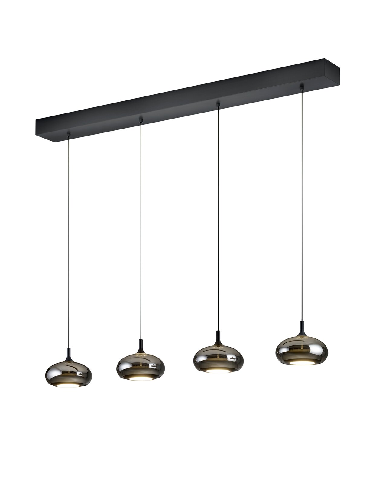 Moderne vierflammige Pendelleuchte mit schwarzem Deckenbalken und rauchgrauen, glänzenden Glasschirmen, aus leichter Untersicht vor weißem Hintergrund dargestellt
