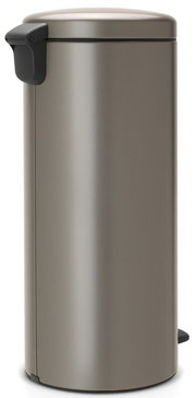 Moderner, zylindrischer Treteimer aus Metall in seitlicher Perspektive mit Pedalmechanismus.