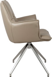 Beiger, gepolsterter Drehstuhl mit Armlehnen und Metall-Sternfuß, Seitenansicht von links vor weißem Hintergrund