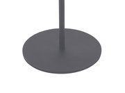 Nahaufnahme des Sockels einer Akku-Stehleuchte in schwarzer Farbe, von oben betrachtet.