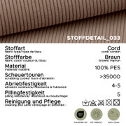 Nahaufnahme eines braunen Cordstoffs (100% PES) mit gerippter Struktur, perspektivisch leicht schräg von oben aufgenommen; eingeblendete Stoffdaten: Scheuertouren >35000, Abriebfestigkeit 4–5, Pillingfestigkeit 5, OEKO-TEX Standard 100, pet friendly, easy