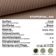 Nahaufnahme eines braunen Cordstoffs (100% PES) mit gerippter Struktur, perspektivisch leicht schräg von oben aufgenommen; eingeblendete Stoffdaten: Scheuertouren >35000, Abriebfestigkeit 4–5, Pillingfestigkeit 5, OEKO-TEX Standard 100, pet friendly, easy