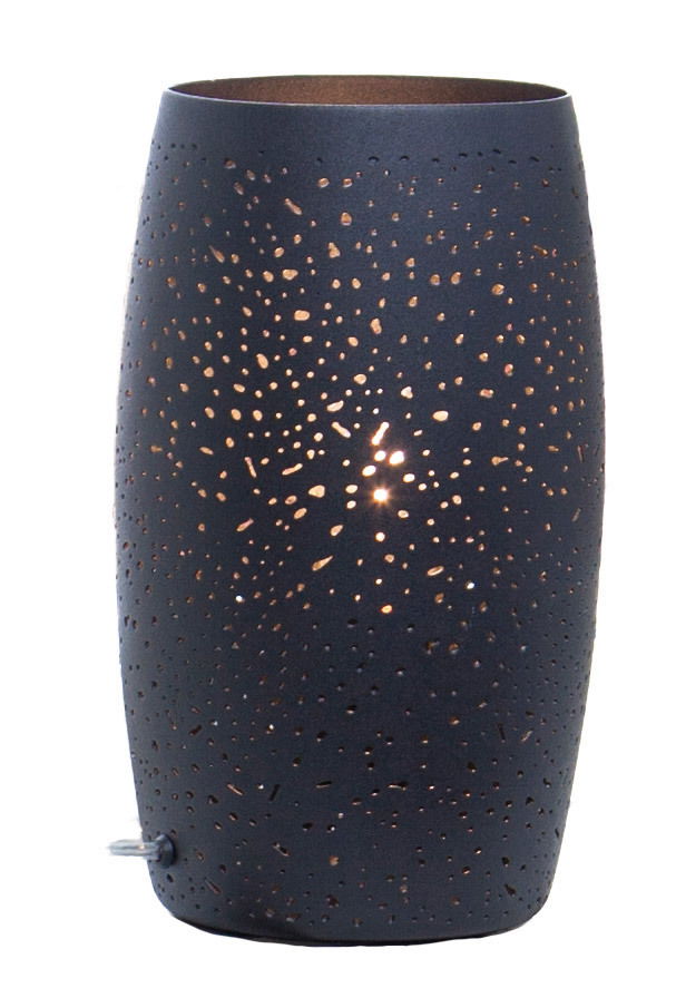 Tischleuchte Colby in sandigem Schwarz mit perforiertem Muster, das warmes Licht durchlässt. Frontalansicht.