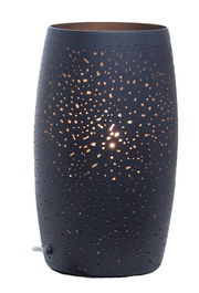 Tischleuchte Colby in sandigem Schwarz mit perforiertem Muster, das warmes Licht durchlässt. Frontalansicht.