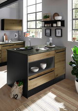 Moderne Kücheninsel aus Holz und dunklem Material, mit Regalen und Schubladen, in einer hellen Küche mit großen Fenstern, seitliche Perspektive.