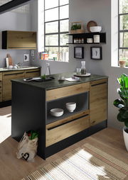 Moderne Kücheninsel aus Holz und dunklem Material, mit Regalen und Schubladen, in einer hellen Küche mit großen Fenstern, seitliche Perspektive.