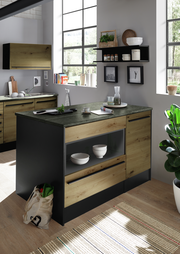 Moderne Kücheninsel aus Holz und dunklem Material, mit Regalen und Schubladen, in einer hellen Küche mit großen Fenstern, seitliche Perspektive.