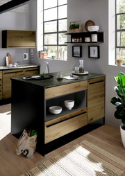 Moderne Kücheninsel aus Holz und dunklem Material, mit Regalen und Schubladen, in einer hellen Küche mit großen Fenstern, seitliche Perspektive.
