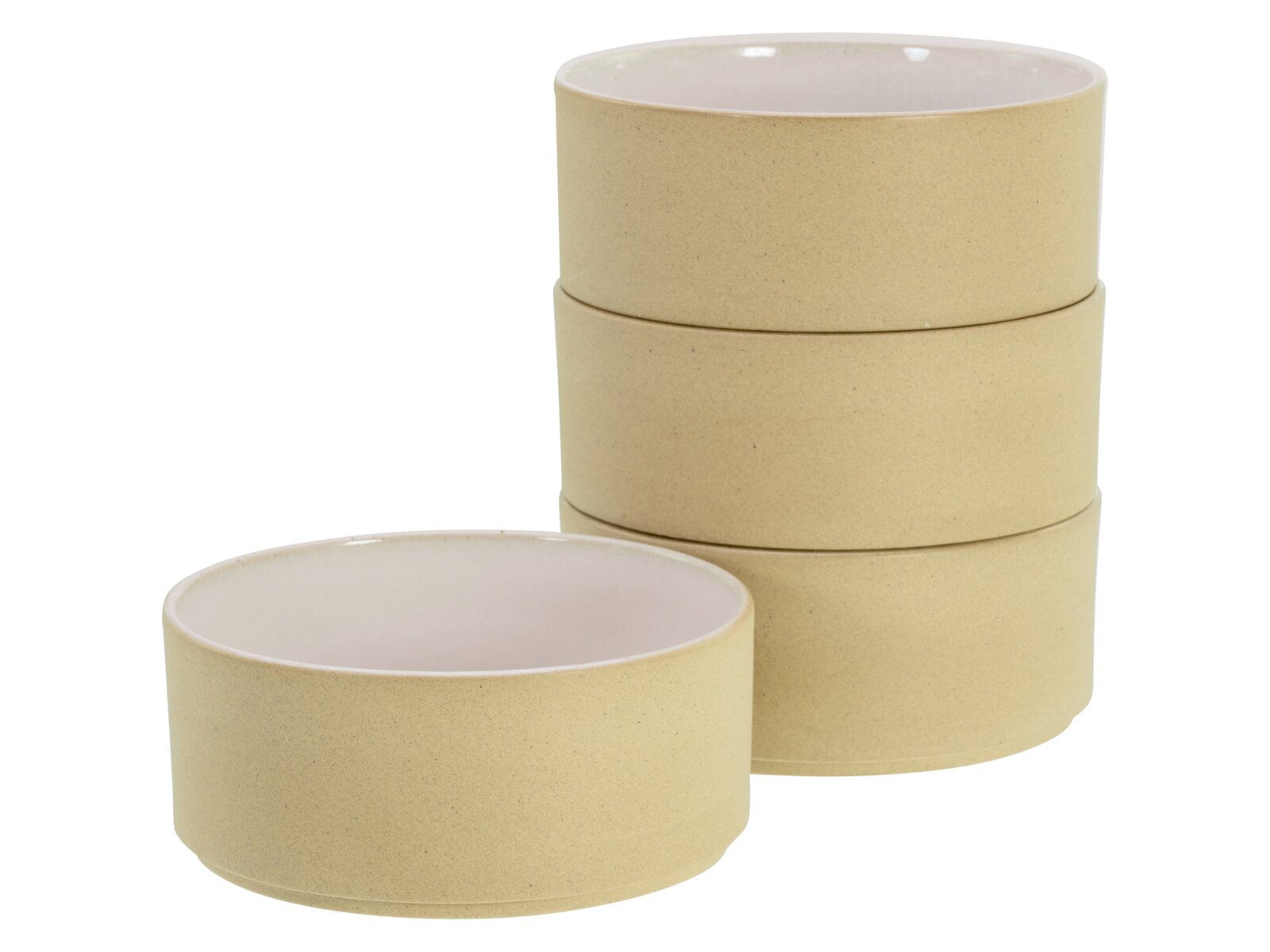 Beige, matte Keramikschalen mit weißer Innenlasur, drei Schalen gestapelt und eine davor, Produktfoto in leichter Aufsicht/3-4-Ansicht vor weißem Hintergrund