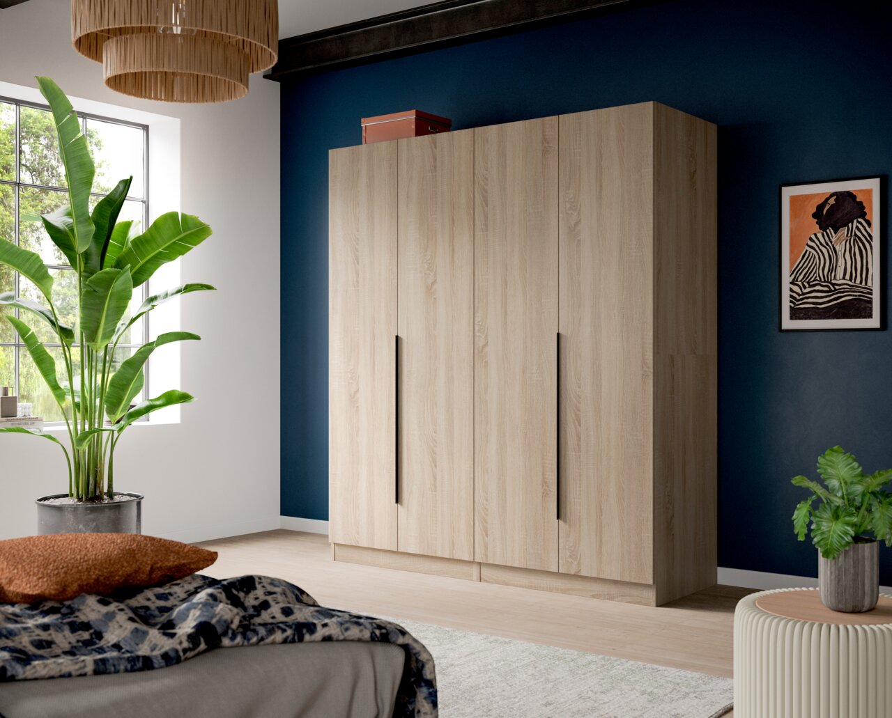 MID.YOU Kleiderschrankkombination KOPENHAGEN Großer Kleiderschrank in heller Holzoptik mit vier Türen und langen schwarzen Griffen, in einem modernen Schlafzimmer vor dunkelblauer Wand, Perspektive: frontale Ansicht mit leichtem Blick von links.