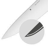 Nahaufnahme einer Messerklinge mit der Aufschrift 'Made in Germany' und einem Logo, seitliche Perspektive.