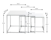 3er-Set ineinander schiebbare Beistelltische/Nesting Tables mit weißen quadratischen Tischplatten und silbernem Metallgestell, Maße ca. 39/34/29 cm (B/T) und 42/39/36 cm (H), frontale Perspektive