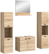 Badkombination aus Holzoptik mit zwei hohen Schränken, einem Waschbeckenunterschrank und einem Spiegel, frontal betrachtet.