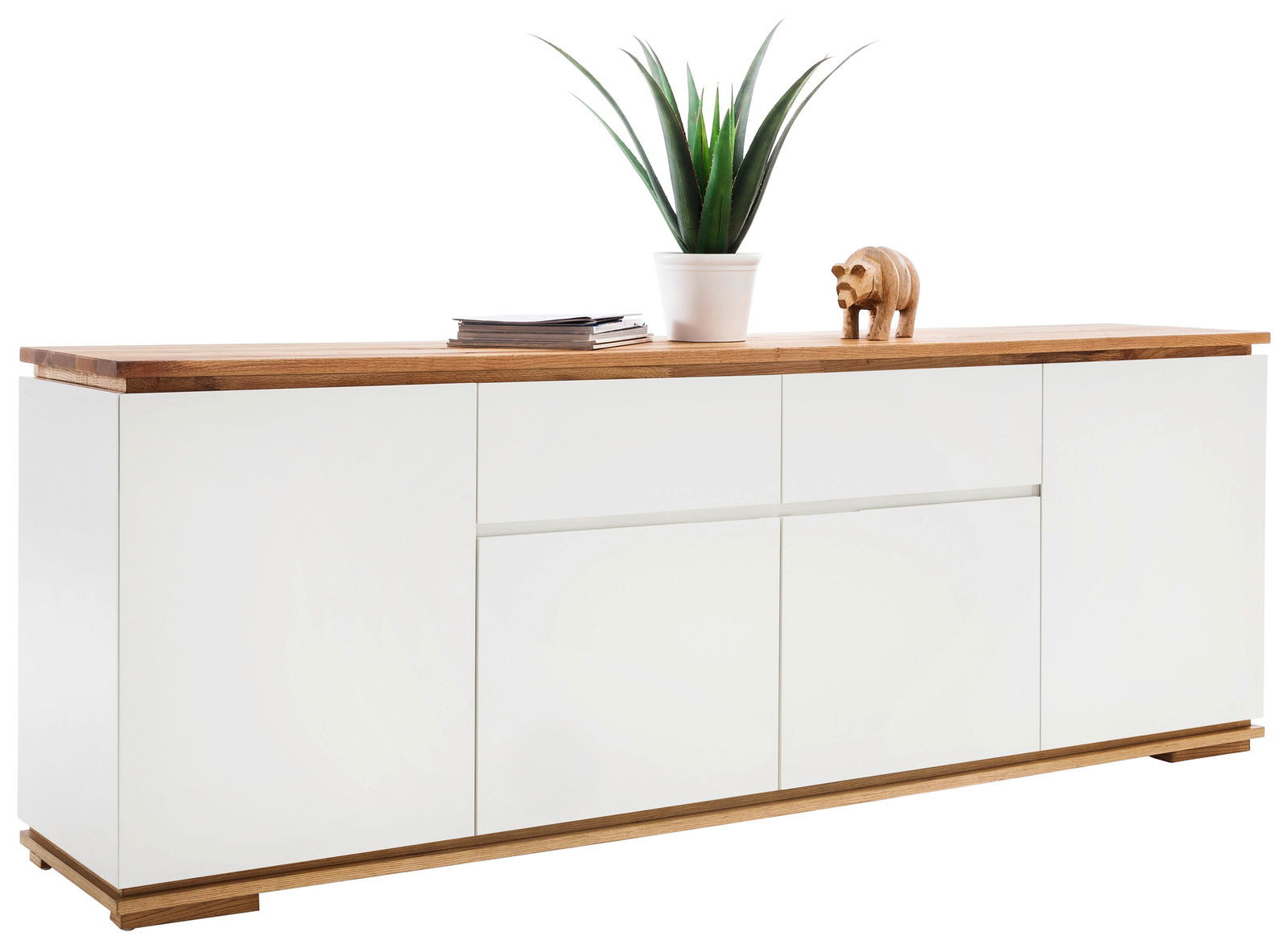 Zurbrüggen XL-Sideboard CHIARO Modernes XL-Sideboard CHIARO mit weißer Front und Holzoberfläche, dekoriert mit einer Pflanze und einer Holzfigur, seitliche Perspektive.