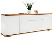 Modernes XL-Sideboard CHIARO mit weißer Front und Holzoberfläche, dekoriert mit einer Pflanze und einer Holzfigur, seitliche Perspektive.