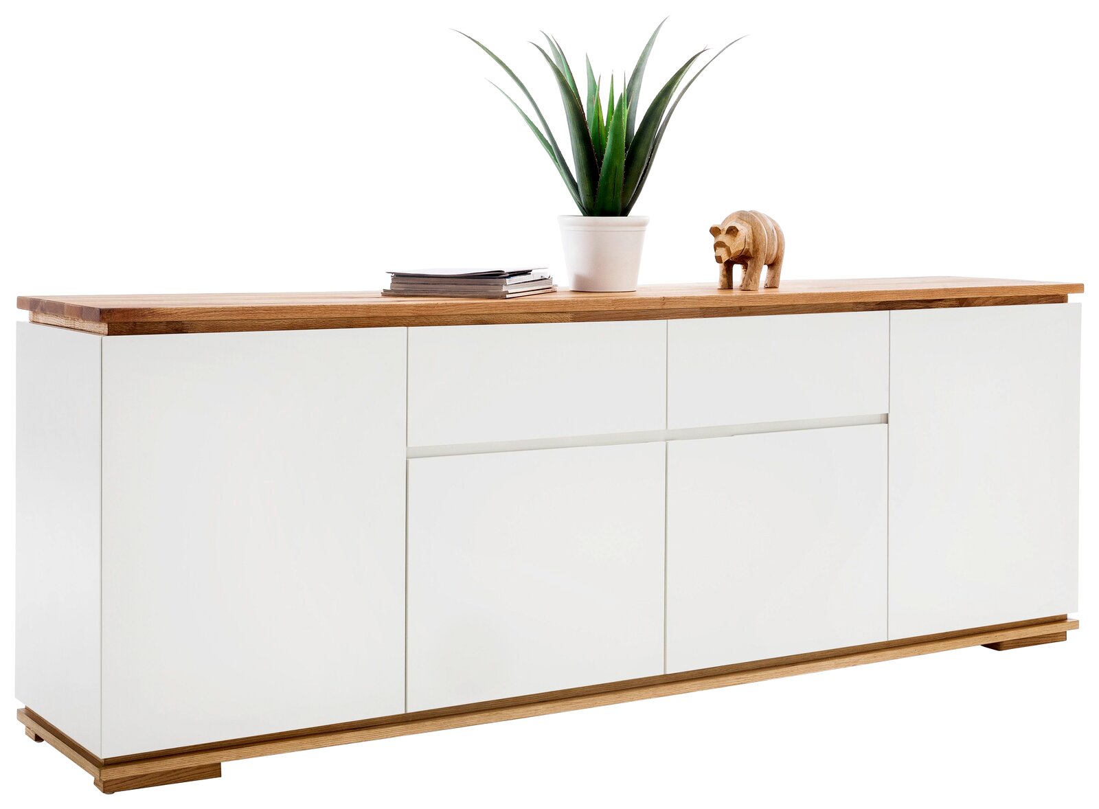 Zurbrüggen XL-Sideboard CHIARO Modernes XL-Sideboard CHIARO mit weißer Front und Holzoberfläche, dekoriert mit einer Pflanze und einer Holzfigur, seitliche Perspektive.
