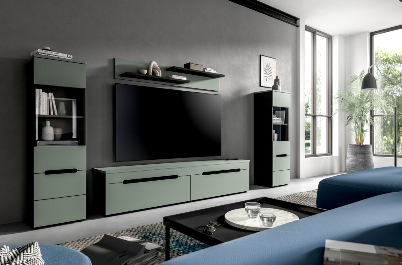 Moderne TV-Wohnwand in Salbeigrün mit Lowboard, zwei Vitrinenschränken und Wandregal, frontal in einem Wohnzimmer inszeniert