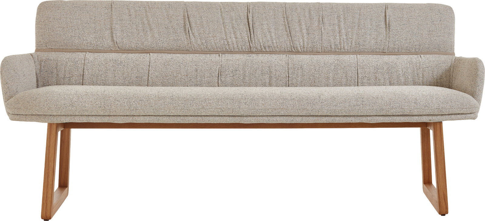 Beige gepolsterte Sitzbank mit Rückenlehne und Armlehnen, Stoffbezug und Holzgestell, frontal in gerader Vorderansicht freigestellt auf weißem Hintergrund.