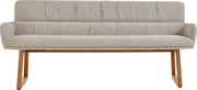 Beige gestoffeerde bank met rugleuning en armleuningen, stoffen bekleding en houten frame, recht van voren gefotografeerd op een witte achtergrond.