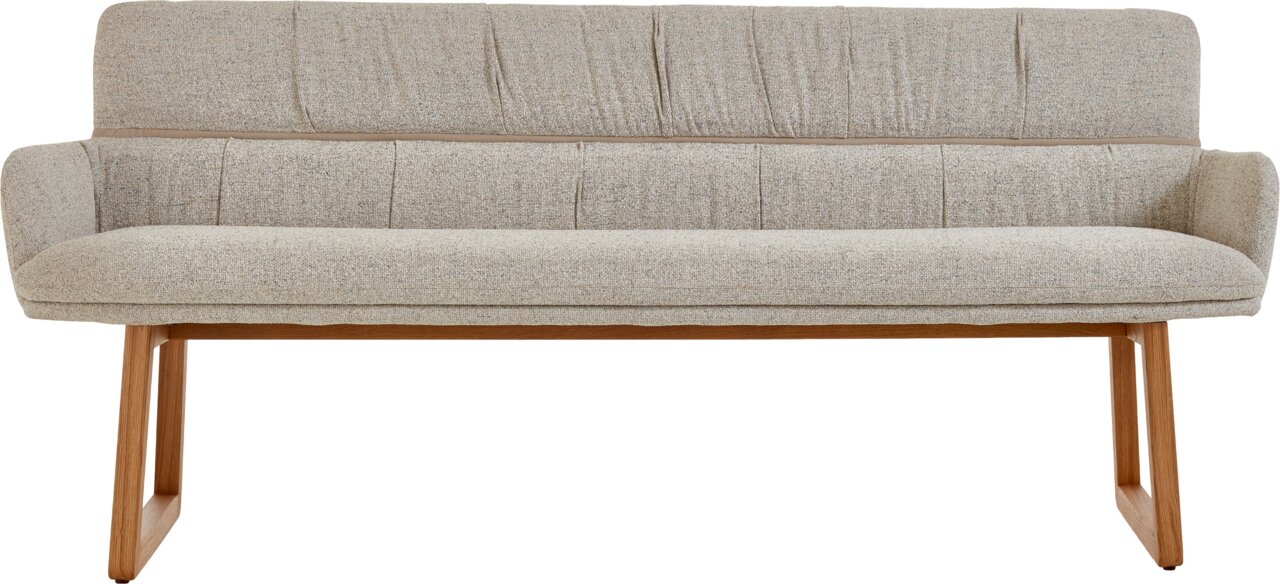 Beige gestoffeerde bank met rugleuning en armleuningen, stoffen bekleding en houten frame, recht van voren gefotografeerd op een witte achtergrond.