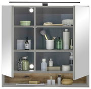 Spiegelschrank mit geöffneter Tür, gefüllt mit verschiedenen Pflegeprodukten und Accessoires, frontal betrachtet.