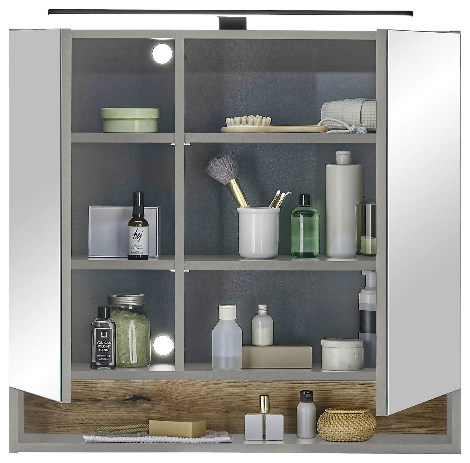 Spiegelschrank mit geöffneter Tür, gefüllt mit verschiedenen Pflegeprodukten und Accessoires, frontal betrachtet.