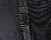 Nahaufnahme eines schwarzen Gurts mit Schnalle an einem Gaming Stuhl, seitliche Perspektive