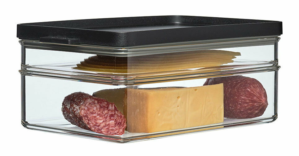 Transparente Kühlschrankdose Omnia mit schwarzem Deckel, gefüllt mit Käse und Wurst, seitliche Perspektive