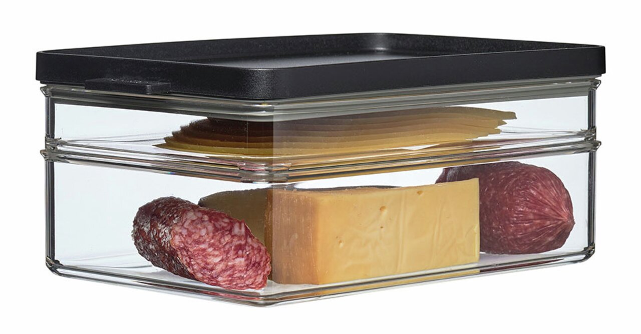 Transparente Kühlschrankdose Omnia mit schwarzem Deckel, gefüllt mit Käse und Wurst, seitliche Perspektive