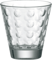 Transparenter Trinkbecher mit optischem Punktmuster, frontal fotografiert.