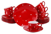 Rotes Porzellan-Kaffeeservice mit weißen Punkten, Tassen mit Untertassen und gestapelten Tellern, frontal in leichter Schrägansicht auf weißem Hintergrund