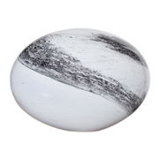 Glasobjekt in ovaler Form mit schwarzer Marmorierung, seitliche Perspektive