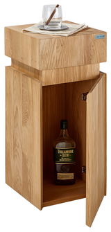 Beistelltisch aus Holz mit geöffneter Tür, zeigt eine Flasche im Inneren. Auf der Tischplatte liegt ein Glas mit Zigarre. Perspektive: Frontalansicht.