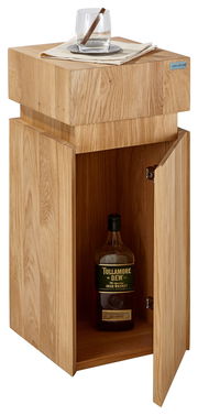 Beistelltisch aus Holz mit geöffneter Tür, zeigt eine Flasche im Inneren. Auf der Tischplatte liegt ein Glas mit Zigarre. Perspektive: Frontalansicht.