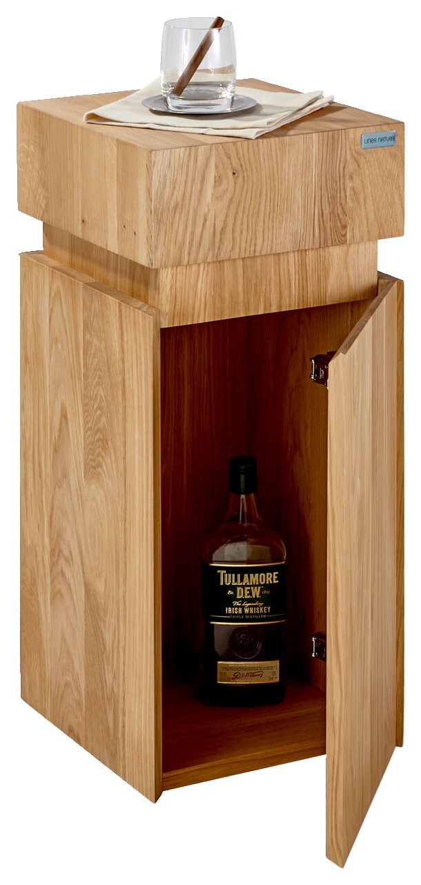 Beistelltisch aus Holz mit geöffneter Tür, zeigt eine Flasche im Inneren. Auf der Tischplatte liegt ein Glas mit Zigarre. Perspektive: Frontalansicht.