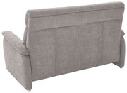 Rückansicht eines grauen 2,5-Sitzer Sofas mit Stoffbezug und Armlehnen.