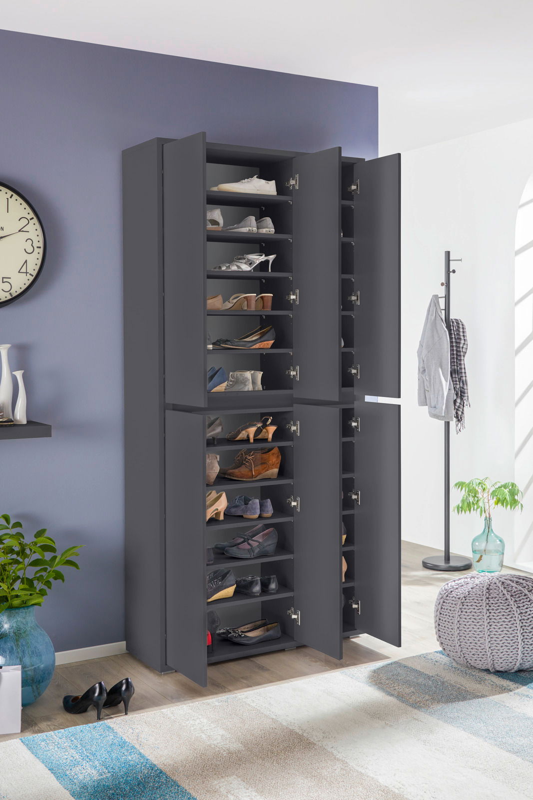 XXL-Schuh- und Mehrzweckschrank in dunkler Farbe, frontal geöffnet, mit mehreren Regalböden voller Schuhe, in einem modernen Raum platziert.