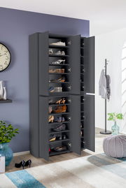 XXL-Schuh- und Mehrzweckschrank in dunkler Farbe, frontal geöffnet, mit mehreren Regalböden voller Schuhe, in einem modernen Raum platziert.