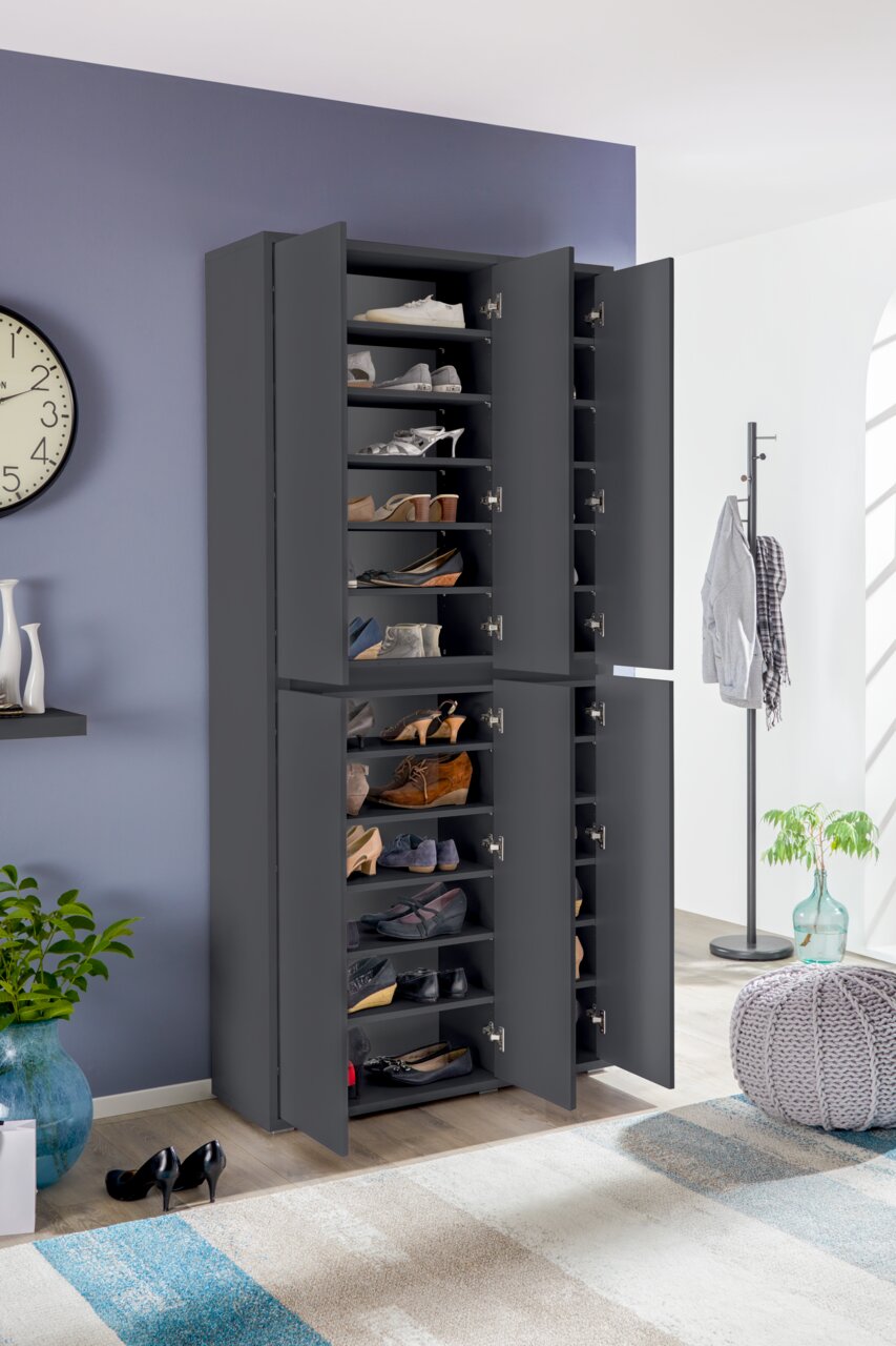XXL-Schuh- und Mehrzweckschrank in dunkler Farbe, frontal geöffnet, mit mehreren Regalböden voller Schuhe, in einem modernen Raum platziert.