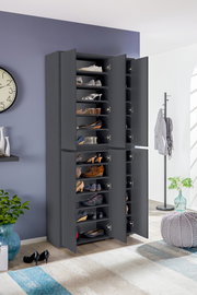 XXL-Schuh- und Mehrzweckschrank in dunkler Farbe, frontal geöffnet, mit mehreren Regalböden voller Schuhe, in einem modernen Raum platziert.