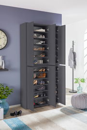 XXL-Schuh- und Mehrzweckschrank in dunkler Farbe, frontal geöffnet, mit mehreren Regalböden voller Schuhe, in einem modernen Raum platziert.