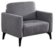 Grauer, gepolsterter Stoff-Sessel mit breiten Armlehnen und schwarzen, konischen Holzbeinen, freigestellt auf weißem Hintergrund, in schräger Frontansicht (3/4-Perspektive) von vorne links.