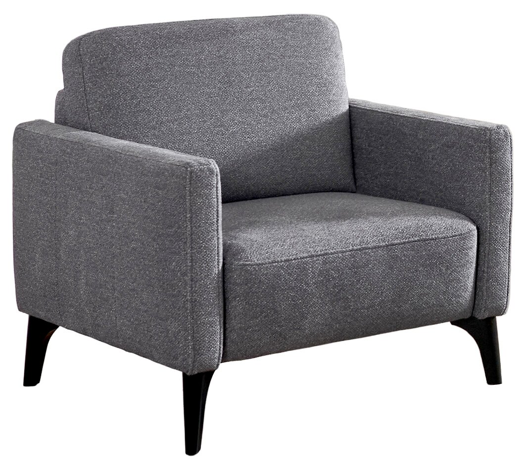 Grauer, gepolsterter Stoff-Sessel mit breiten Armlehnen und schwarzen, konischen Holzbeinen, freigestellt auf weißem Hintergrund, in schräger Frontansicht (3/4-Perspektive) von vorne links.