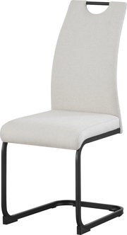 Moderner Freischwinger-Stuhl mit hellbeigem Stoffbezug und schwarzem Metallgestell, Frontansicht leicht seitlich von vorn auf weißem Hintergrund