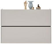 Moderner Hängeschuhschrank in minimalistischem Design, frontal abgebildet, mit Dekorationen auf der Oberseite.